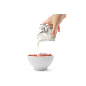 skleněná karafa na mléko ve tvaru obalu na mléko